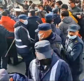 स्थानीय चुनावको मिति तत्काल घोषणा गर्न माग गर्दै मन्त्री निवास अगाडि प्रदर्शन, सञ्चारमन्त्रीलाई कालोझण्डा