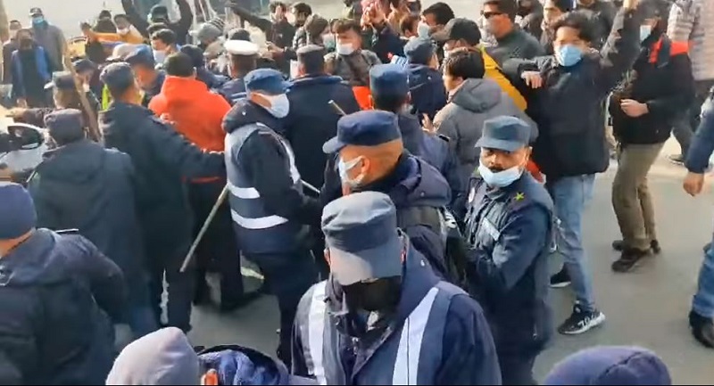 स्थानीय चुनावको मिति तत्काल घोषणा गर्न माग गर्दै मन्त्री निवास अगाडि प्रदर्शन, सञ्चारमन्त्रीलाई कालोझण्डा