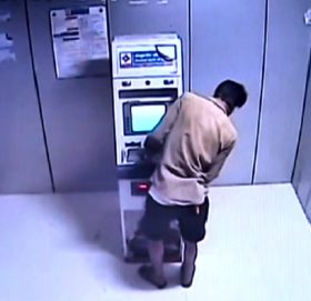 एनआइसि बैंकको एटिएम फोर्दै गरेको अवस्थामा एक पक्राउ