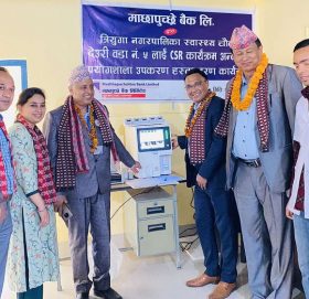 माछापुच्छ्रे बैंकद्वारा उदयपुरको देउरी स्वास्थ्य चौकीलाई स्वास्थ्य सामाग्री हस्तान्तरण