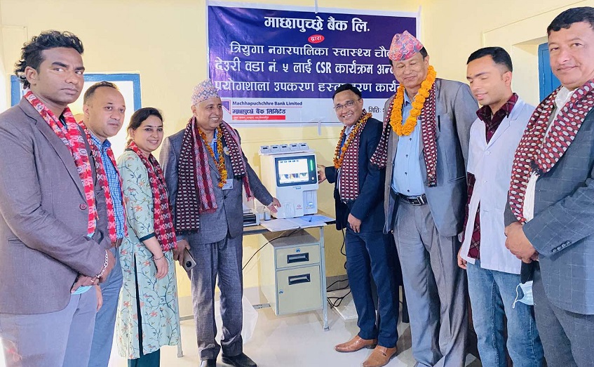 माछापुच्छ्रे बैंकद्वारा उदयपुरको देउरी स्वास्थ्य चौकीलाई स्वास्थ्य सामाग्री हस्तान्तरण