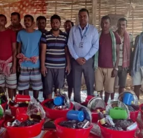 माछापुच्छ्रे बैंकले सप्तरीमा आगलागीबाट क्षतिग्रस्त ११ घरपरिवारलाई गर्‍यो सहयोग