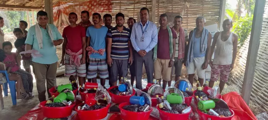 माछापुच्छ्रे बैंकले सप्तरीमा आगलागीबाट क्षतिग्रस्त ११ घरपरिवारलाई गर्यो सहयोग
