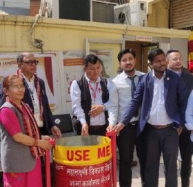 महालक्ष्मी विकास बैंकद्वारा सिद्धार्थनगर नगरपालिकालाई डस्टविन हस्तान्तरण