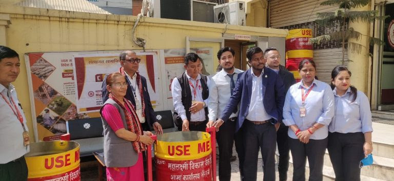 महालक्ष्मी विकास बैंकद्वारा सिद्धार्थनगर नगरपालिकालाई डस्टविन हस्तान्तरण