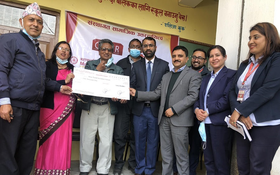 महालक्ष्मी विकास बैंकद्वारा नन्दी माध्यमिक विद्यालयलाई आर्थिक सहयोग