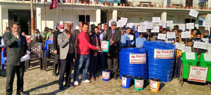 महालक्ष्मी विकास बैंकद्वारा विद्यालयलाई पानी ट्याङ्की र डस्टविन सहयोग