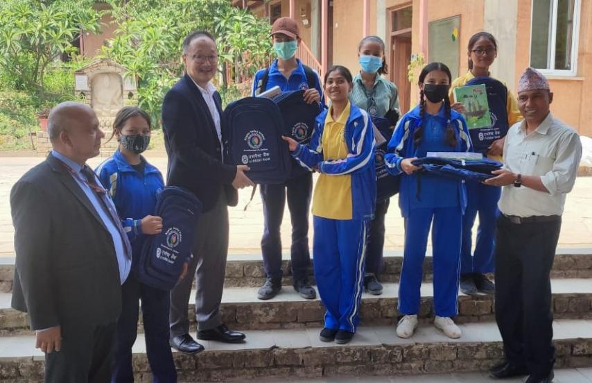 एभरेष्ट बैंकद्वारा कर्णाली प्रदेशको प्रादेशिक अस्पताल र कोपिला भ्याली स्कूललाई सहयोग