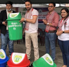 महालक्ष्मी विकास बैंकद्धारा डस्टविन हस्तान्तरण