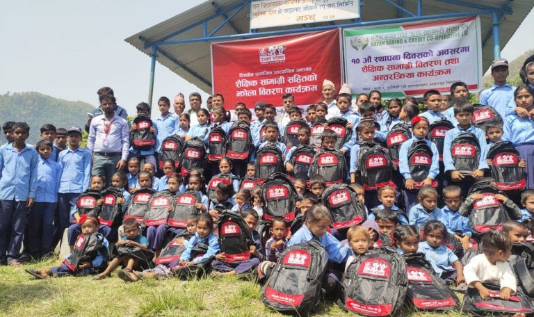 डिश होमले शैक्षिक सामग्री सहितको झोला वितरण