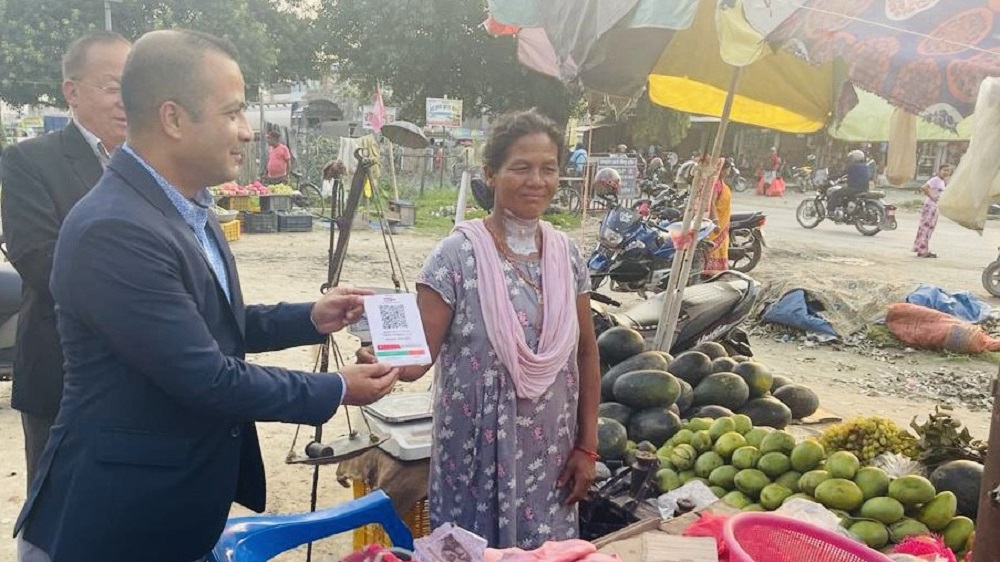 सुनसरीको झुम्कामा सेञ्चुरी बैंकद्वारा १०८ वटा क्यूआर वितरण