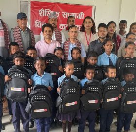 सनराइज बैंकद्वारा बर्दिबासका ५० जना गरीब तथा विपन्न बालबालिकालाई शैक्षिक सामग्री वितरण