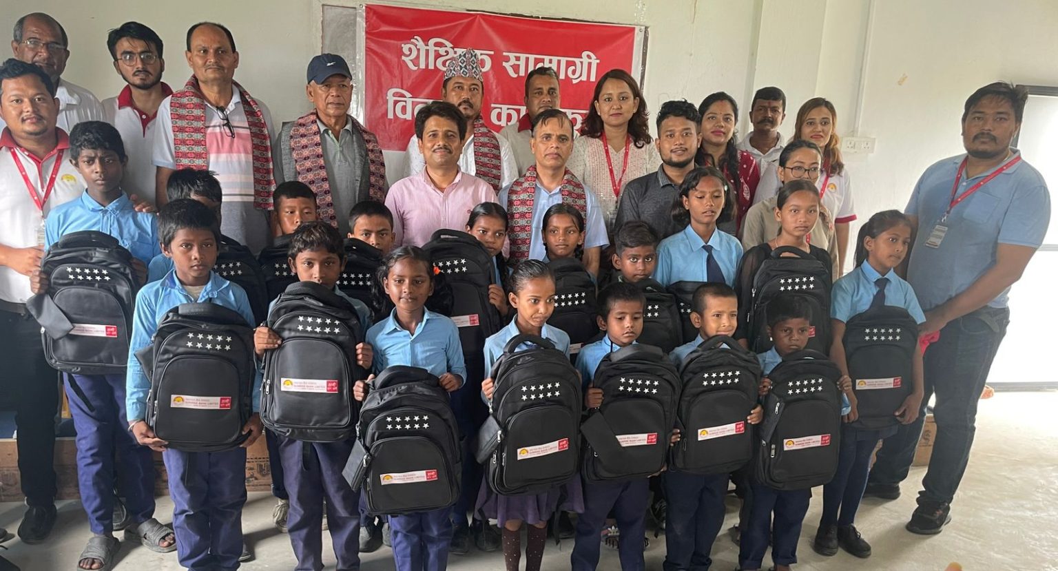 सनराइज बैंकद्वारा बर्दिबासका ५० जना गरीब तथा विपन्न बालबालिकालाई शैक्षिक सामग्री वितरण
