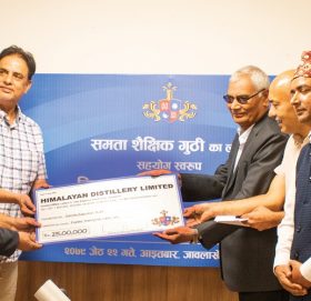 हिमालयन डिष्टिलरीले समता शैक्षिक गुठीलाई दियाे पच्चीस लाख