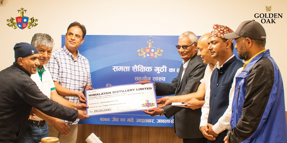 हिमालयन डिष्टिलरीले समता शैक्षिक गुठीलाई दियाे पच्चीस लाख