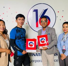 मुक्तिनाथ विकास बैंक र पर्वातारोही लाक्पा देण्डी शेर्पाबीच सेवा सुविधाको प्रचार सम्बन्धी सम्झौता