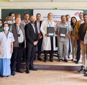 नेपाल लाइफ इन्स्योरेन्सद्वारा शिक्षण अस्पताललाई ह्विलचियर हस्तान्तरण