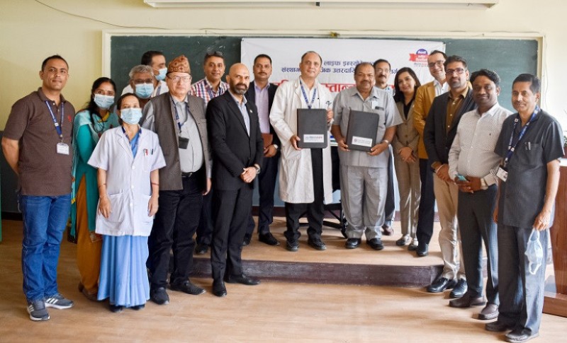 नेपाल लाइफ इन्स्योरेन्सद्वारा शिक्षण अस्पताललाई ह्विलचियर हस्तान्तरण
