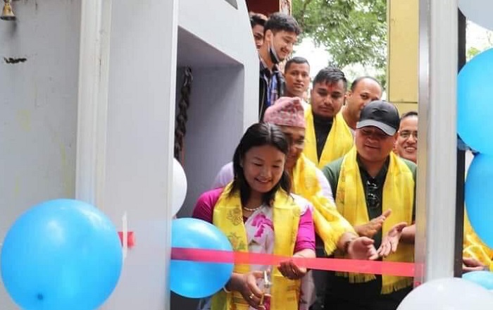 माछापुच्छ्रे बैंकद्वारा प्रसिद्ध हलेसी मन्दिरलाई भक्तजन गन्ने मेसिन हस्तान्तरण