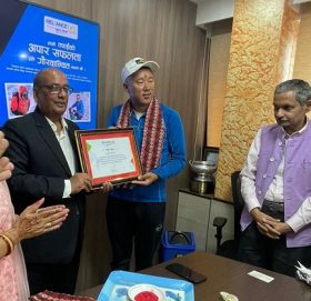 रिलायन्सको ब्यानर सगरमाथाको चुचुरोमा फहराउने शेर्पालाई सम्मान