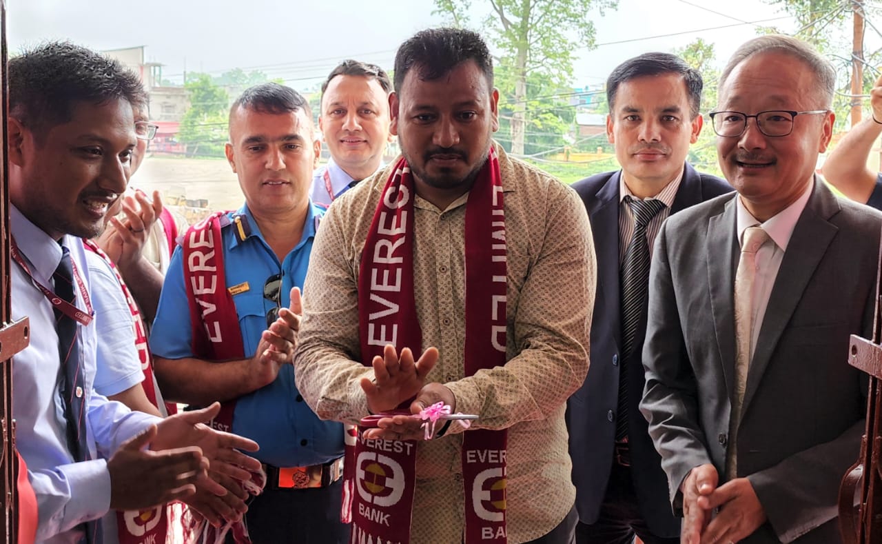 एभरेष्ट बैंकद्वारा बर्दियाको राजापुरमा आफ्नो ११७औं शाखाको उद्घाटन