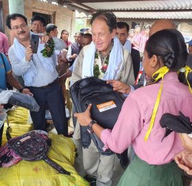 प्राइम लाइफद्धारा विद्यार्थीलाई व्याग वितरण तथा भवन निर्माणमा आर्थिक सहयोग