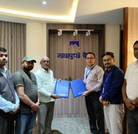 माछापुच्छ्रे बैंकद्वारा नेपाल नाई संघलाई क्युआर कोड हस्तान्तरण