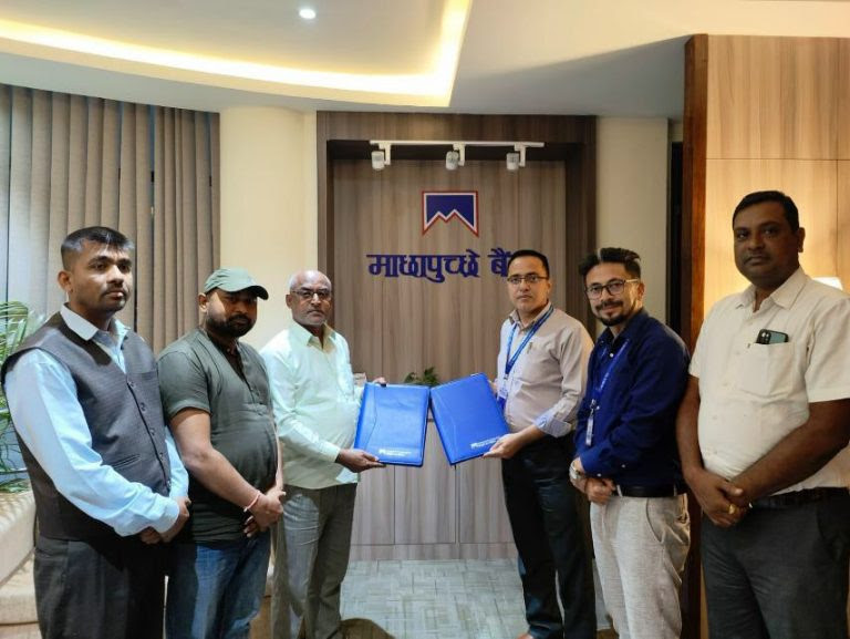 माछापुच्छ्रे बैंकद्वारा नेपाल नाई संघलाई क्युआर कोड हस्तान्तरण