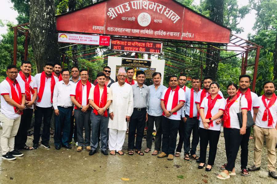 सनराइज बैंकद्वारा पाथीभरामा पोर्टेबल शौचालय र डिजिटल स्क्रोलिङ बोर्ड प्रदान