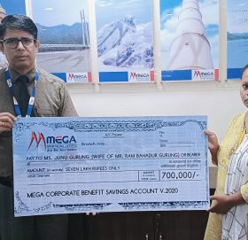 दुर्घटनामा ज्यान गुमाएका सैनिक परिवारलाई मेगा बैंकबाट रु. ७ लाख हस्तान्तरण