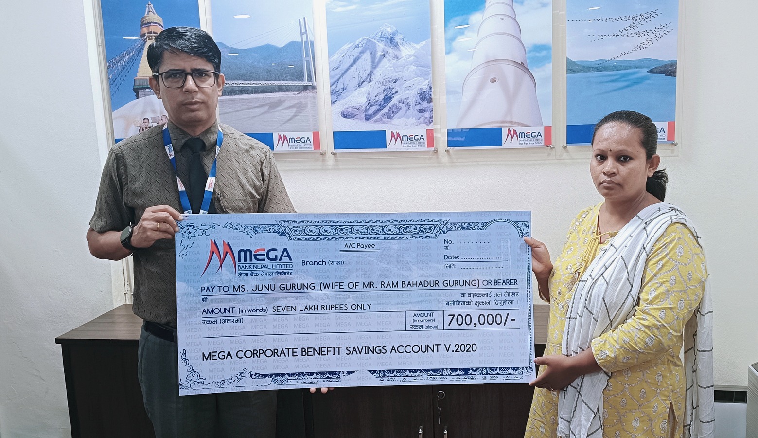 दुर्घटनामा ज्यान गुमाएका सैनिक परिवारलाई मेगा बैंकबाट रु. ७ लाख हस्तान्तरण