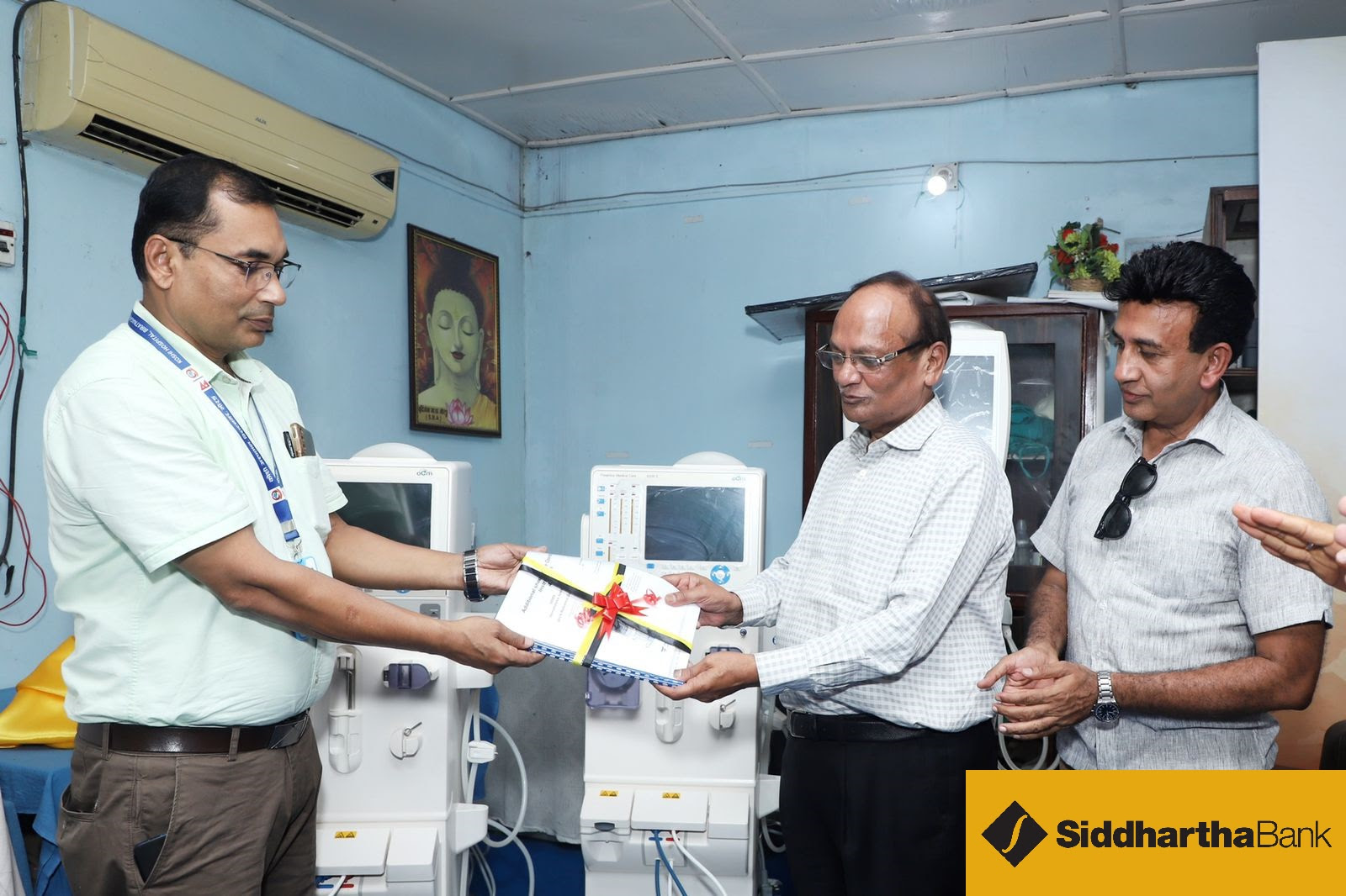 सिद्धार्थ बैंकले कोशी अस्पताललाई ३ थान हेमोडायलाइसीस मेसिन दियो