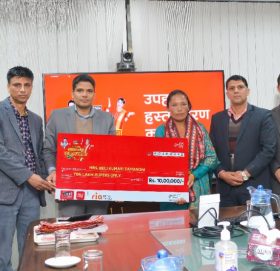 आइएमई दशैं अफर बिजेतालाई चेक हस्तान्तरण