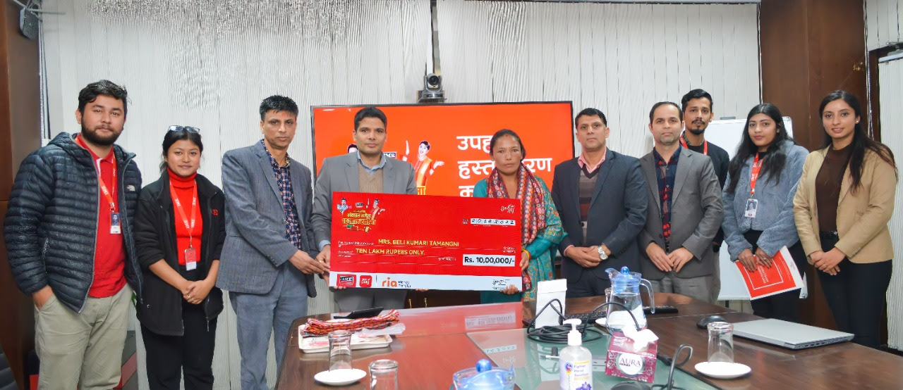 आइएमई दशैं अफर बिजेतालाई चेक हस्तान्तरण