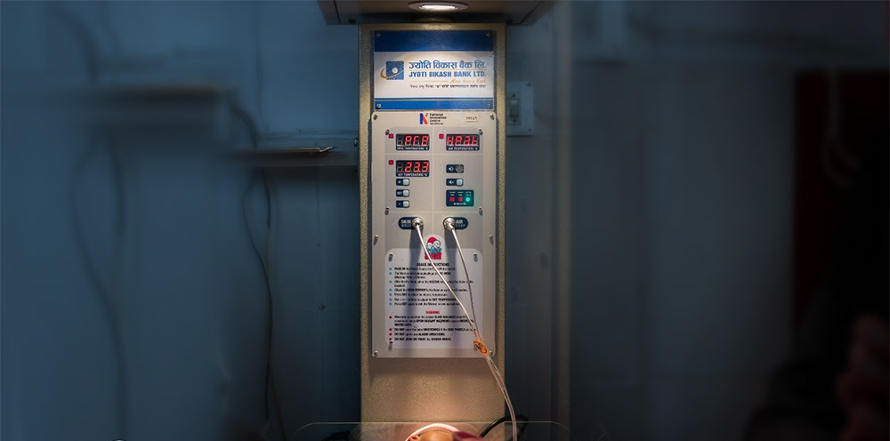 ज्योति विकास बैंकद्वारा ६ वटा अस्पताललाई बेबी वार्मर प्रदान