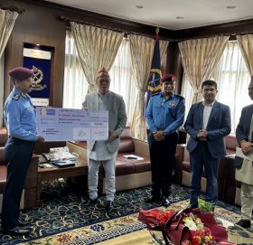 राष्ट्रिय वाणिज्य बैंकद्वारा नेपाल प्रहरीलाई सीएसआरअन्तर्गत आर्थिक सहयोग