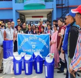एनएमबि बैंकद्धारा ९ वटा सामुदायिक विधालयमा १०० वटा डस्टबीन बितरण