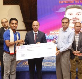 राष्ट्रिय वाणिज्य बैंकले दियो राष्ट्रिय क्रिकेट टिमका खेलाडीलाई एक एक लाख