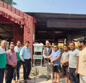 सिटिजन्स बैंक देवीघाट शाखाद्वारा क्यूआर कोड भएको आधुनिक चन्दा बाकस वितरण