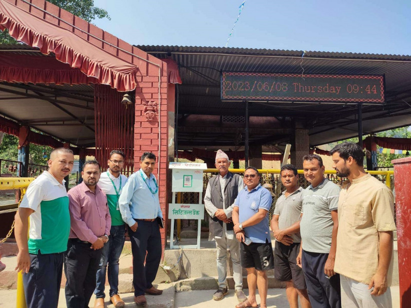 सिटिजन्स बैंक देवीघाट शाखाद्वारा क्यूआर कोड भएको आधुनिक चन्दा बाकस वितरण