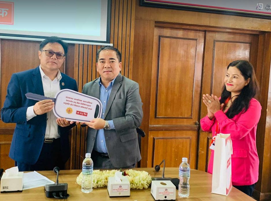 पशुपति विकास कोषलाई प्रभु बैंकले दियो हाइड्रोलिक गाडी