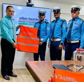 सांग्रिला बैंकद्धारा प्रहरीलाई फ्लोरसेन्ट ज्याकेट सहयोग