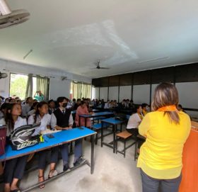 विद्यार्थीलाई कामना सेवा विकास बैंकको वित्तीय साक्षरता कार्यक्रम