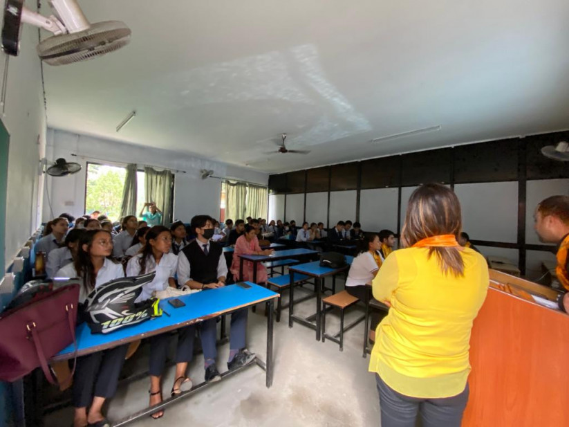 विद्यार्थीलाई कामना सेवा विकास बैंकको वित्तीय साक्षरता कार्यक्रम