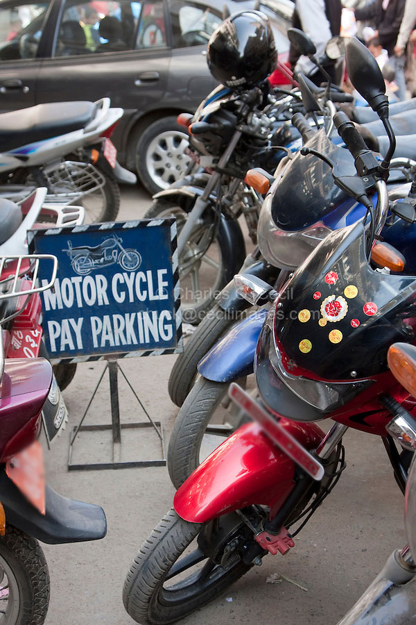 पार्किङ शुल्क लिए ९८५१०५१६१० मा उजुरी गर्न सकिने