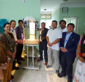 ज्योति विकास बैंकद्वारा महाकाली स्वास्थ्य चौकी र आँबुखैरेनी अस्पताललाई बेबी वार्मर प्रदान