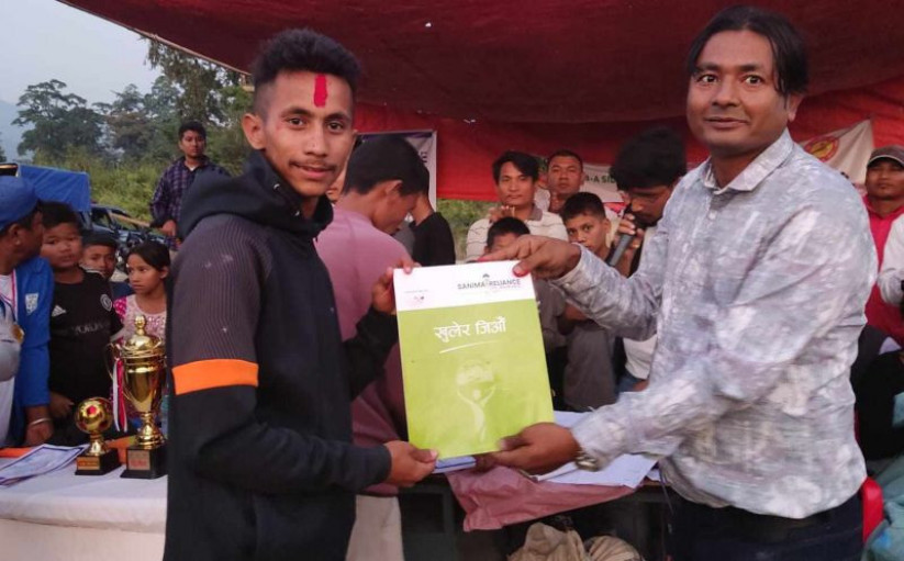 सानिमा रिलायन्स लाइफका अभिकर्ताद्वारा खेलाडीलाई बीमा पोलिसी उपहार