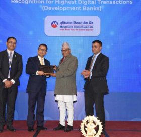 मुक्तिनाथ विकास बैंक सबैभन्दा बढी डिजिटल कारोबार गर्ने विकास बैंकको रुपमा सम्मानित