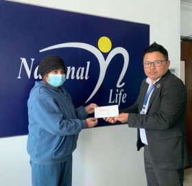 नेशनल लाइफद्धारा वसन्त पुनको परिवारलाई ५५ लाख ६ हजार मृत्युदाबी भुक्तानी