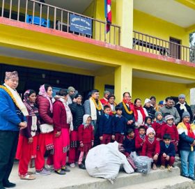 माछापुच्छ्रे बैंकद्वारा विद्यार्थीहरुलाई स्वीटर वितरण